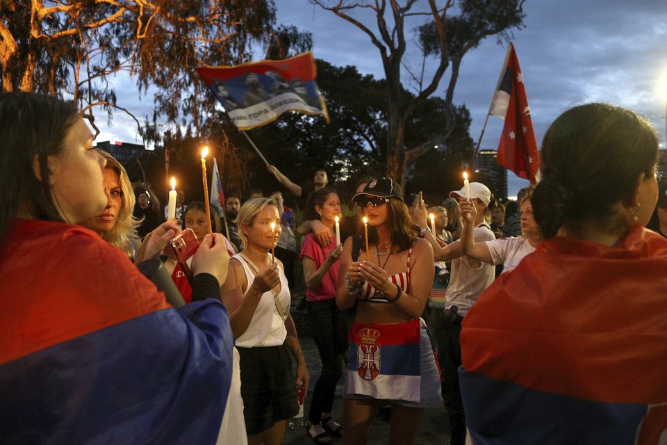 Με κεριά διαδήλωσαν οι Σέρβοι για τον Νόβακ Τζόκοβιτς στην Αυστραλία / Φωτογραφία: AP IMAGES