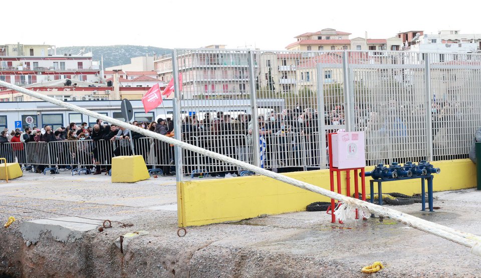 Συγκέντρωση κατοίκων της Μυτιλήνης στο λιμάνι της πόλης / Φωτογραφία: Intimenews/ΛΑΓΟΥΤΑΡΗΣ ΜΑΝΩΛΗΣ