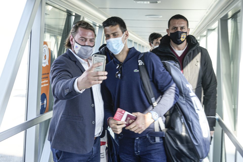 Ο Νόβακ Τζόκοβιτς βγάζει selfie καθώς επέστρεψε στη Σερβία / Φωτογραφία: AP IMAGES