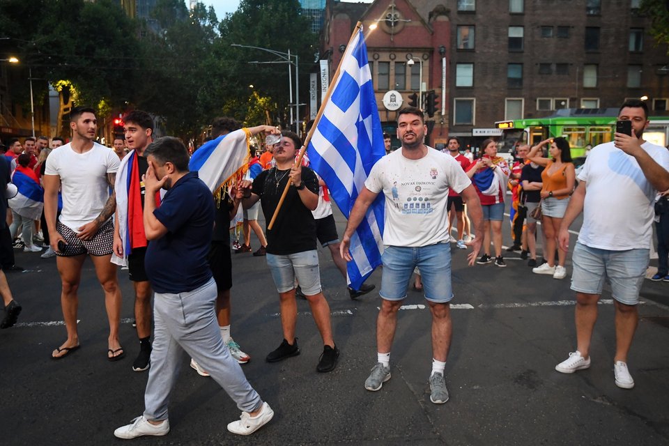 Και Έλληνες οπαδοί μεταξύ των συγκεντρωμένων έξω από τα γραφεία των δικηγόρων του Τζόκοβιτς