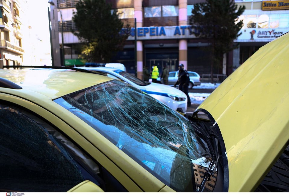 Διαλύθηκε ταξί από την έκρηξη στη Συγγρού