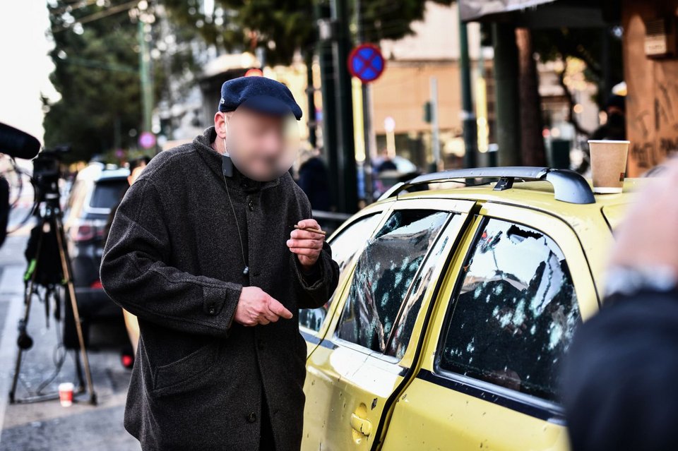 Διαλύθηκε ταξί από την έκρηξη στη Συγγρού