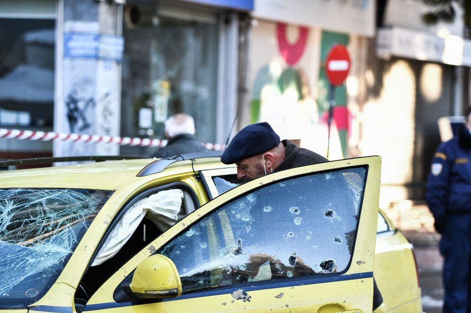 Διαλύθηκε ταξί από την έκρηξη στη Συγγρού