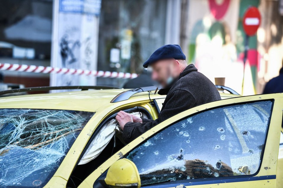 Διαλύθηκε ταξί από την έκρηξη στη Συγγρού