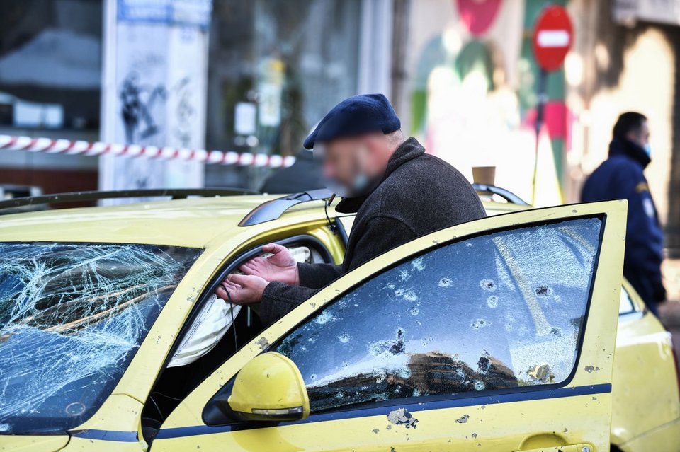 Διαλύθηκε ταξί από την έκρηξη στη Συγγρού