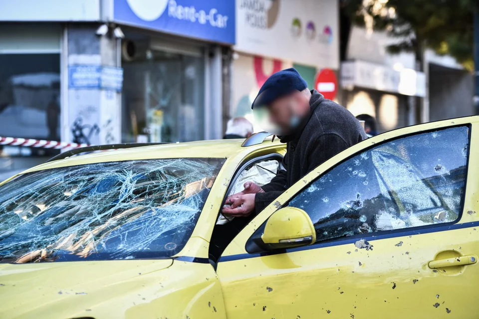 Διαλύθηκε ταξί από την έκρηξη στη Συγγρού