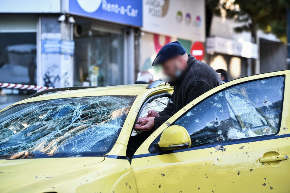 Διαλύθηκε ταξί από την έκρηξη στη Συγγρού