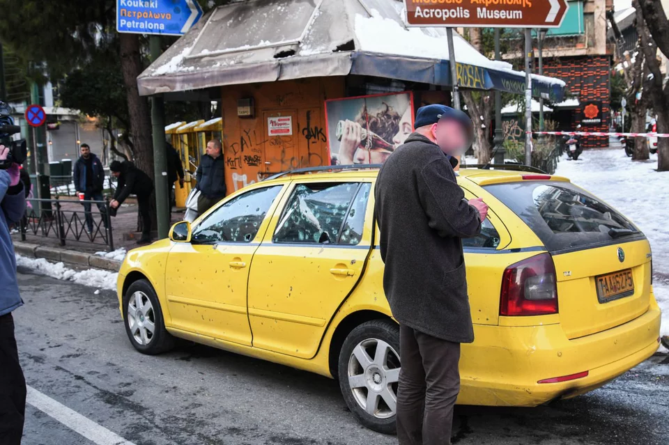 Διαλύθηκε ταξί από την έκρηξη στη Συγγρού