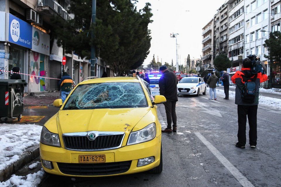 Διαλύθηκε ταξί από την έκρηξη στη Συγγρού