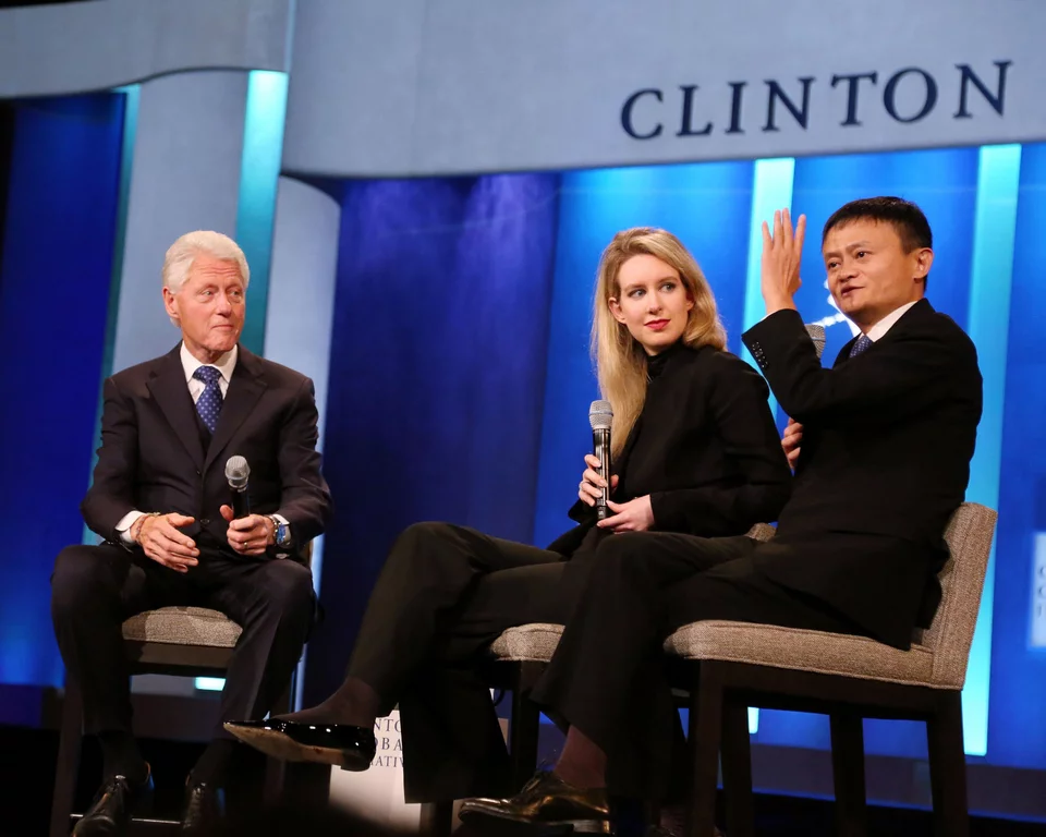 Μπιλ Κλίντον κοιτά εντυπωσιασμένος  την Ελίζαμπεθ Χολμς 