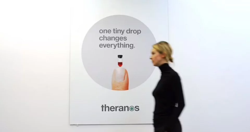 Η Ελίζαμπεθ Χολμς περνά από αφίσα της Theranos