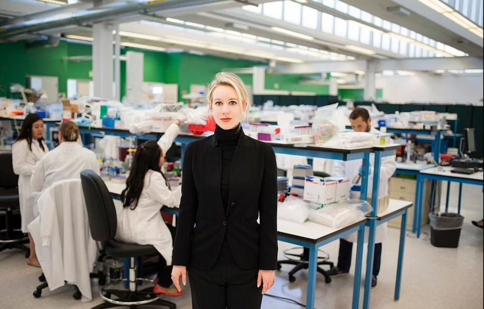 Η Ελίζαμπεθ Χολμς στο εργαστήριο της εταιρείας Theranos που ίδρυσε
