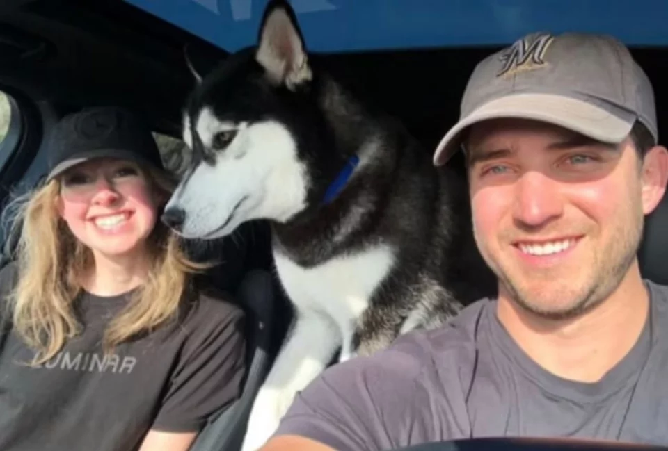 Η Ελίζαμπεθ Χολμς με τον σύζυγο της και τον σκύλο της ράτσας χάσκι