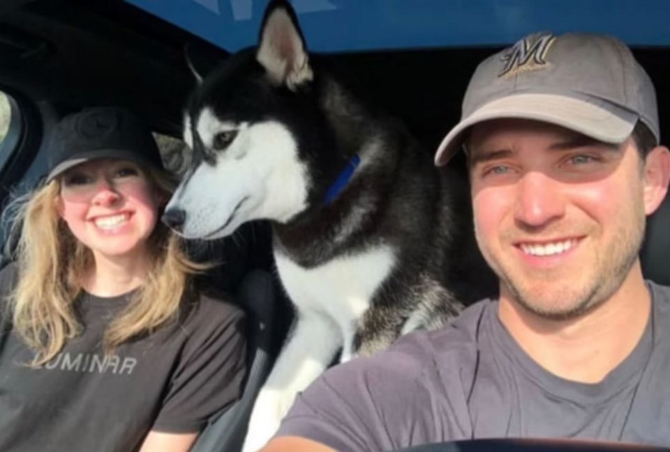 Η Ελίζαμπεθ Χολμς με τον σύζυγο της και τον σκύλο της ράτσας χάσκι