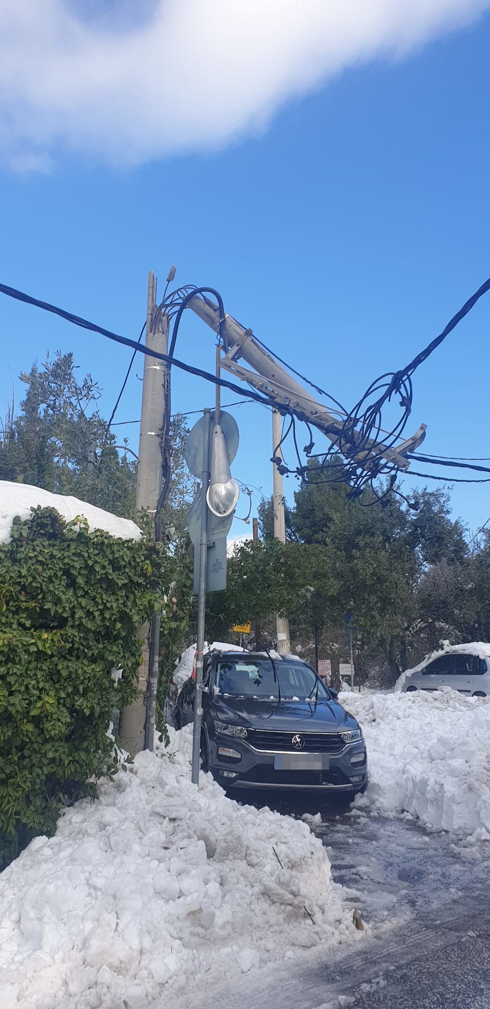Σπασμένη κολώνα της ΔΕΗ επί της Αγίου Σύλλα