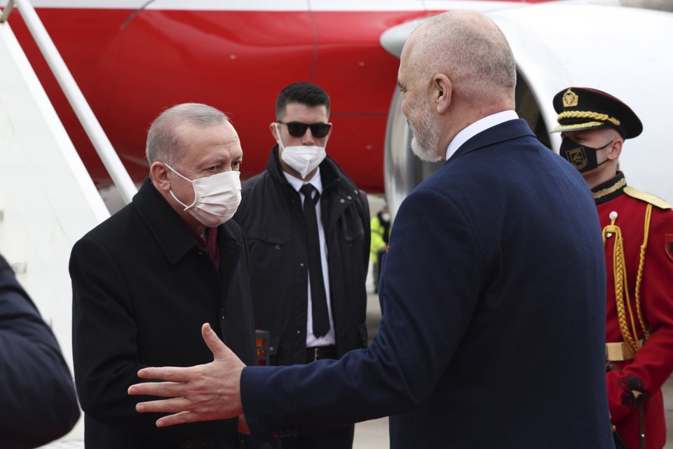 Ο Έντι Ράμα υποδέχθηκε τον Ρετζέπ Ταγίπ Ερντογάν στα Τίρανα / Φωτογραφία: AP Photo/Franc Zhurda