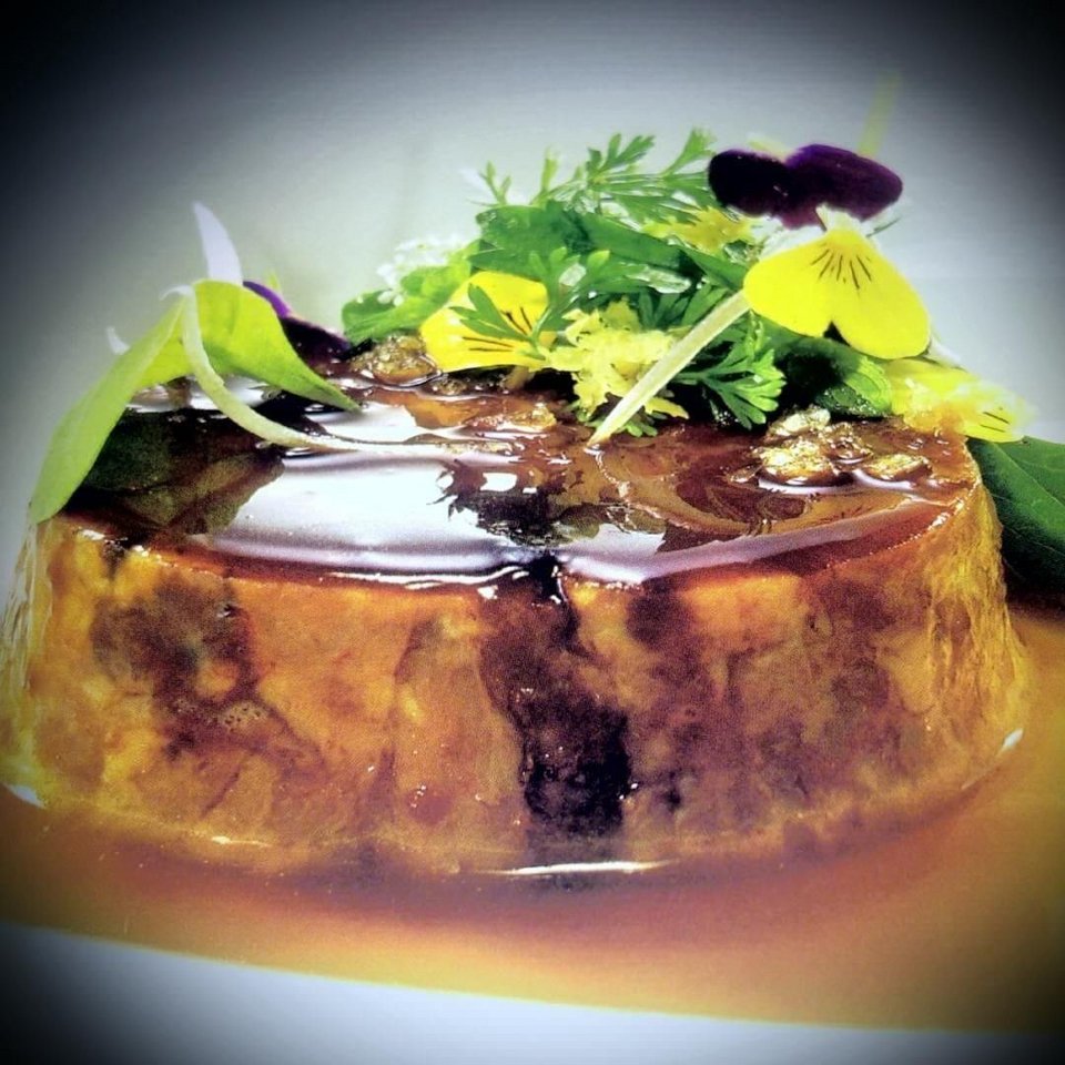 Tα πιάτα του Etrusco στην Κέρκυρα βασίζονται σε υλικά από το μποστάνι του εστιατορίου - Φωτογραφία: Etrusco/Instagram