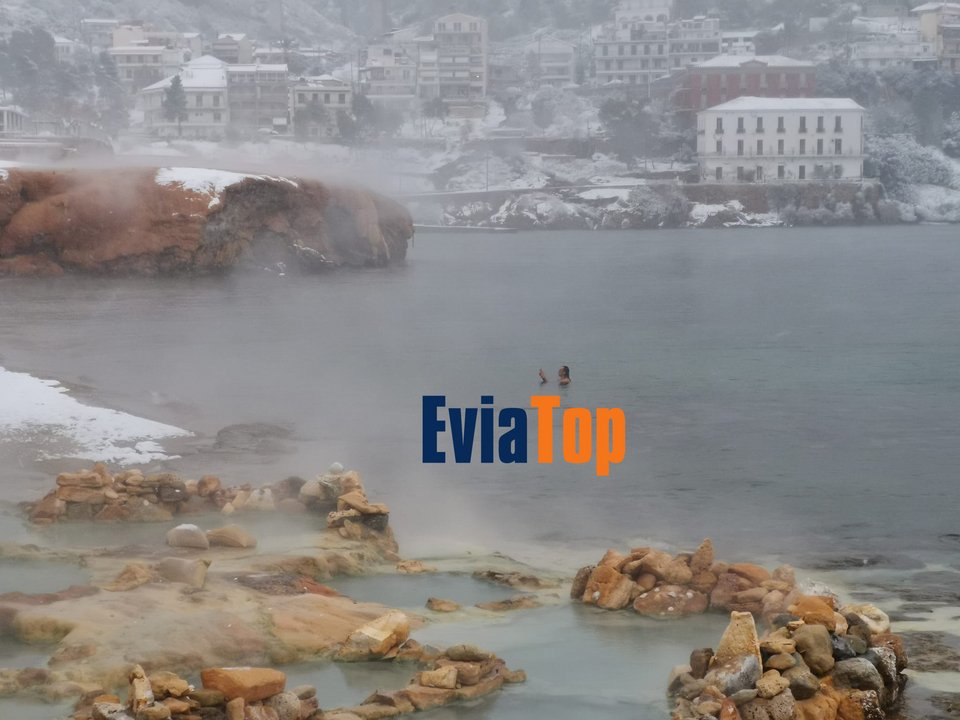 Απολαμβάνει το μπάνιο του μέσα στον χιονιά