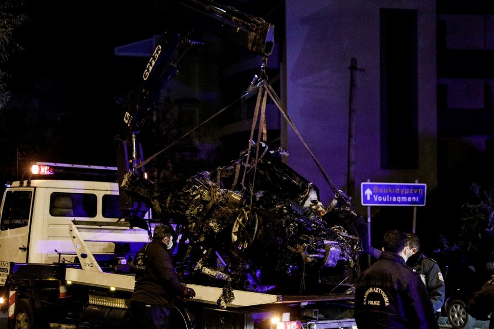 Ό,τι απέμεινε από την μοιραία Ferrari -Φωτογραφία: ΓΙΩΡΓΟΣ ΚΟΝΤΑΡΙΝΗΣ / EUROKINISSI