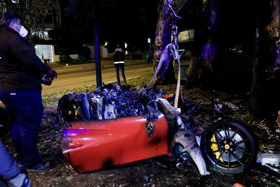 Σε άμορφη μάζα σιδερικών μετατράπηκε η Ferrari - Φωτογραφία: ΓΙΩΡΓΟΣ ΚΟΝΤΑΡΙΝΗΣ / EUROKINISSI