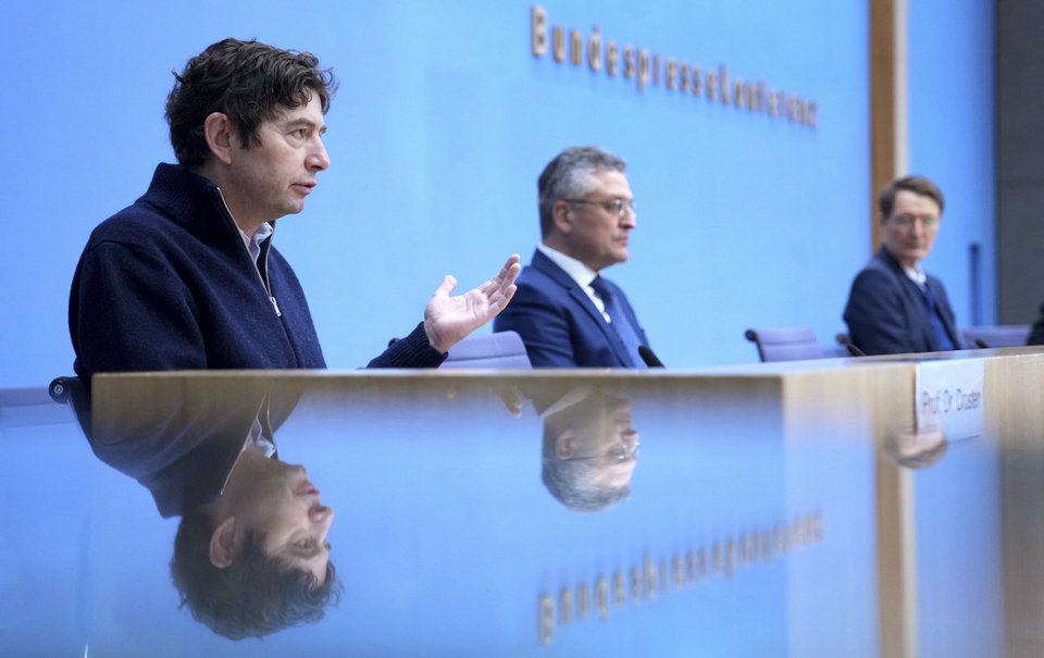 Καρλ Λάουτερμπαχ, Κρίστιαν Ντρόστεν και Λόταρ Βίλερ στο πάνελ της ενημέρωσης για τον κορωνοϊό / Φωτογραφία: AP Photo-Michael Sohn