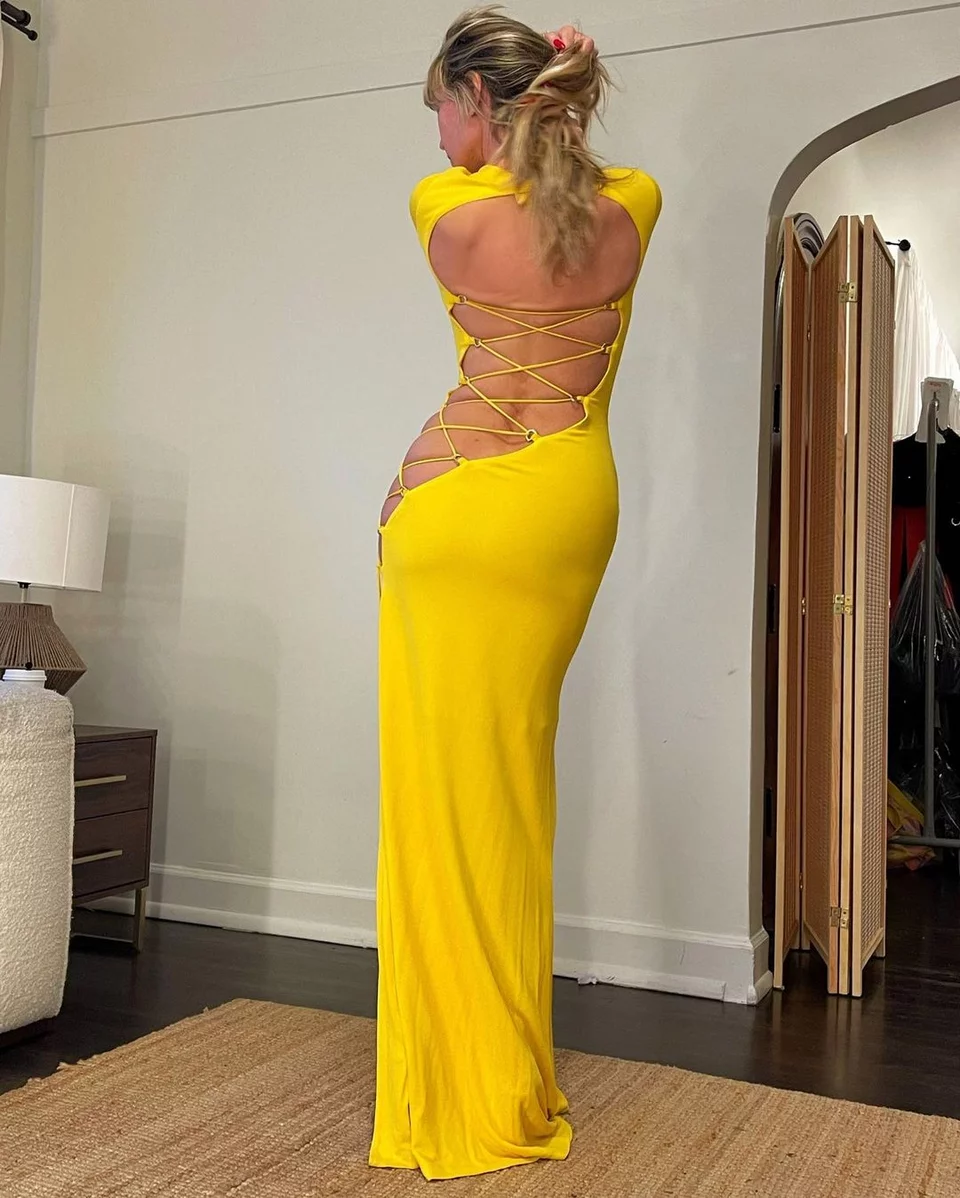 Xάιντι Κλουμ με κίτρινο φόρεμα
