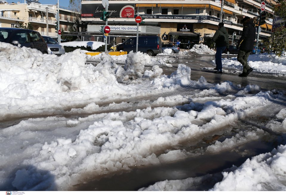 Το χιόνι «παραλύει» την Αττική για τέταρτη ημέρα