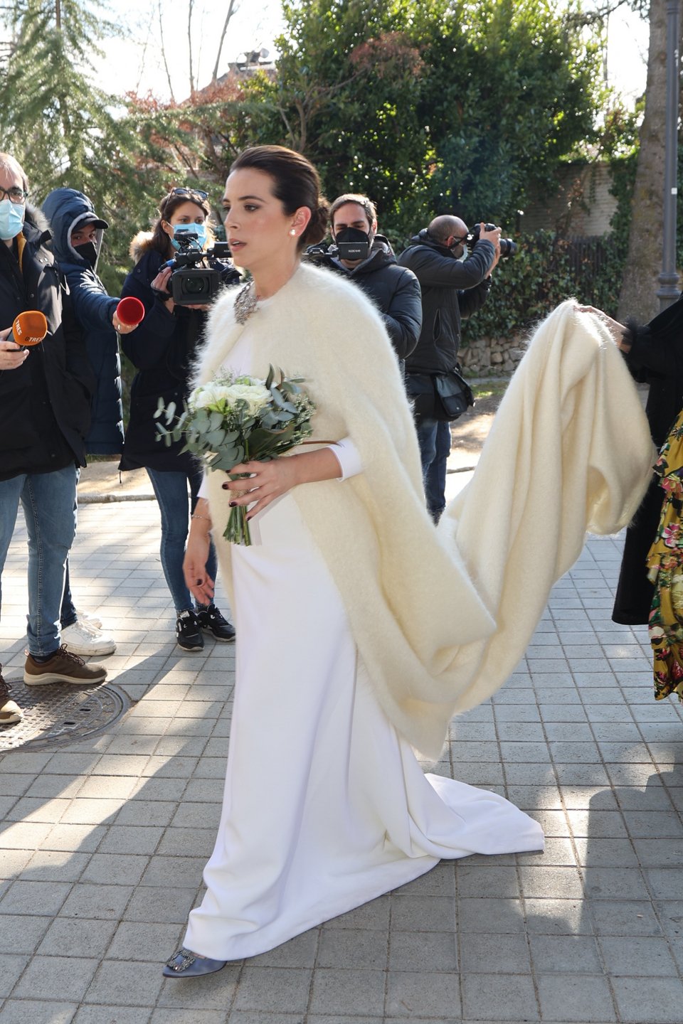 Αντί για πέπλο, η νύφη επέλεξε μια μάλλινη κρεμ κάπα