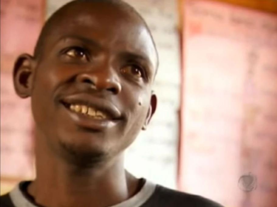 Ο John Ssebunya έζησε με πιθήκους αφού έφυγε από το σπίτι το 1988