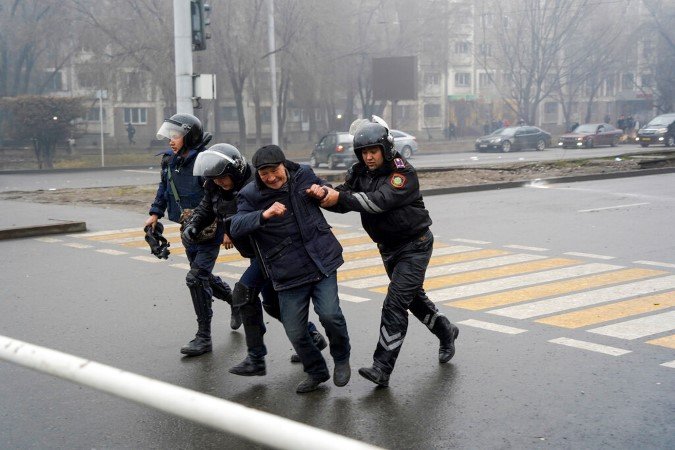 Προσαγωγή διαδηλωτών / Φωτογραφία: AP Photo / Vladimir Tretyakov