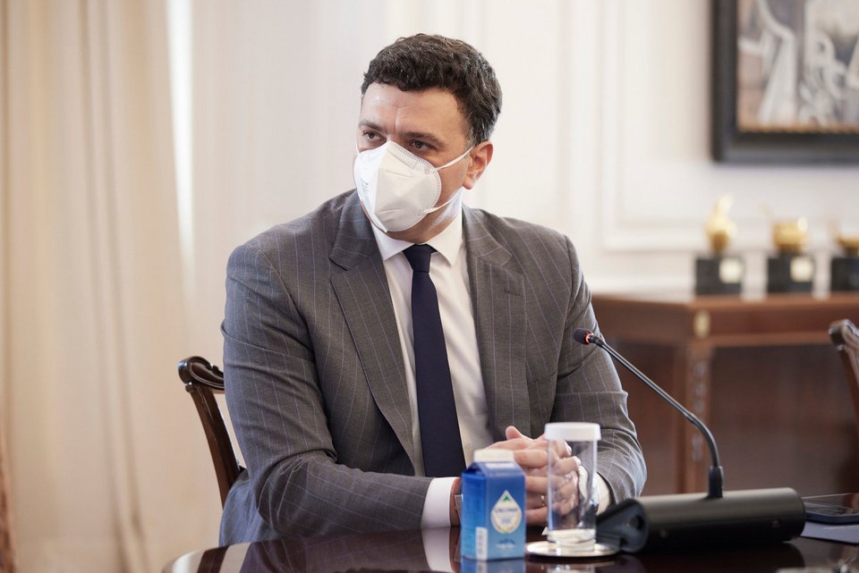 Ο υπουργός Τουρισμού Βασίλης Κικίλιας στην τηλεδιάσκεψη με τον CEO της TUI / Φωτογραφία: Γραφείο Τύπου Πρωθυπουργού / Δημήτρης Παπαμήτσος