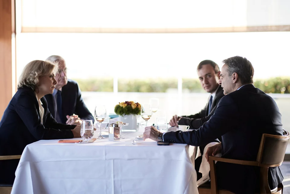 Ο πρωθυπουργός Κυριάκος Μητσοτάκης με την υποψήφια των Ρεπουμπλικανών για το αξίωμα του Προέδρου της Γαλλικής Δημοκρατίας, Βαλερί Πεκρές, στο γεύμα/ Φωτογραφία: Γραφείο Τύπου Πρωθυπουργού/ Δημήτρης Παπαμήτσος