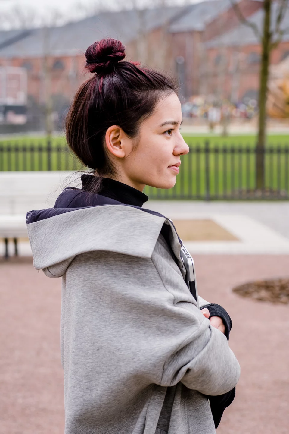 vajzë me topuz të lartë 