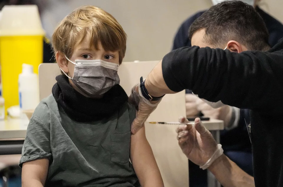 Παιδί κάνει το εμβόλιο κατά του κορωνοϊού 