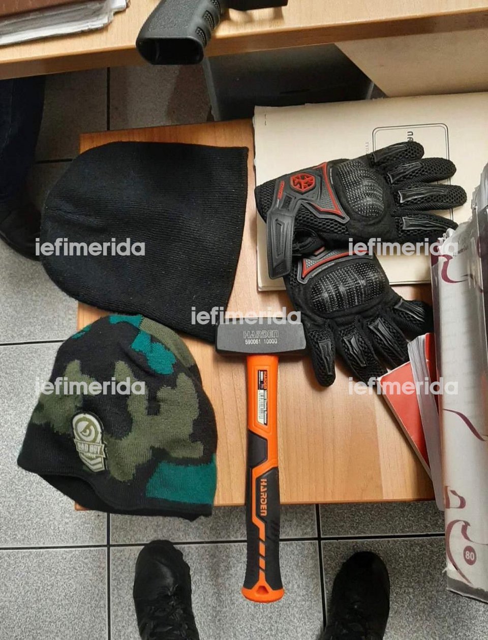 Ενα σφυρί, δυο σκουφάκια, ένα ζευγάρι γάντια και πέντε κινητά, ήταν κρυμμένα μέσα στο ΙΧ 