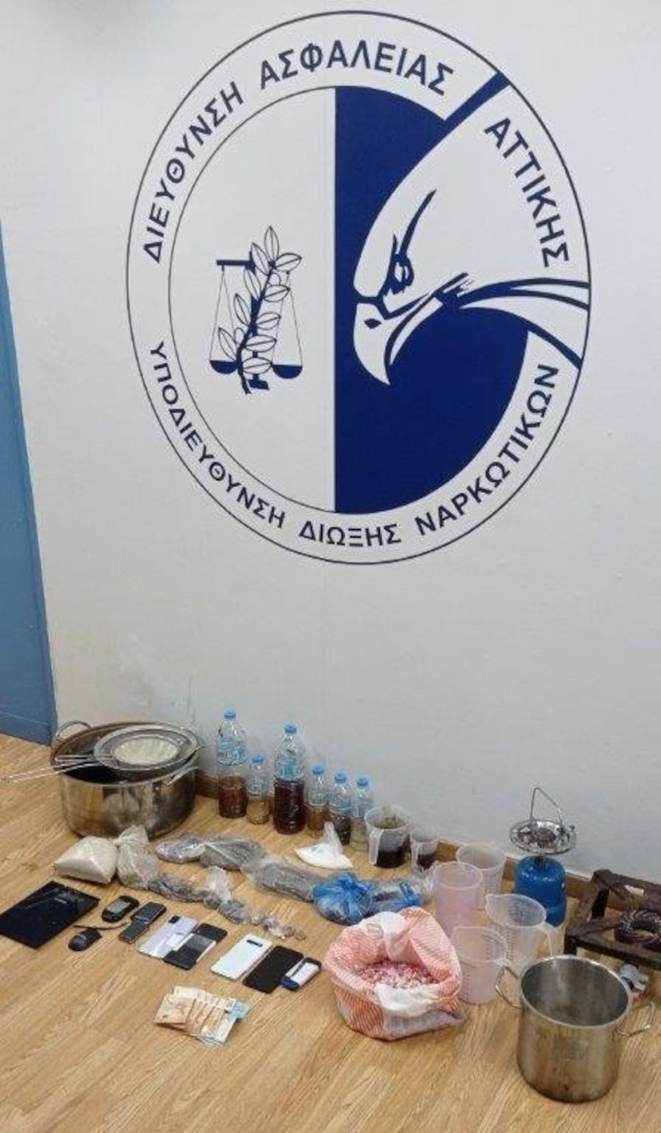 Ναρκωτικά και είδη παρασκευής αυτών, βρέθηκαν σε σπίτι τριών Αφγανών στην Κυψέλη, Φωτογραφία: Ελληνική Αστυνομία
