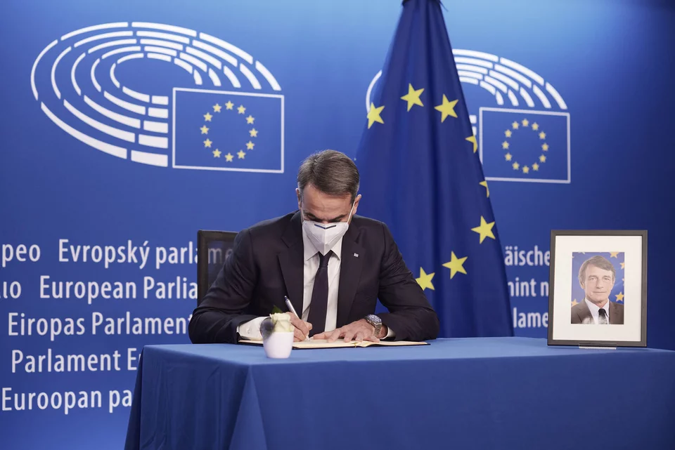 Ο Κυριάκος Μητσοτάκης υπογράφει στο βιβλίο συλλυπητηρίων για τον Νταβίντ Σασόλι -Φωτογραφία: ΓτΠ/Δημήτρης Παπαμήτσος