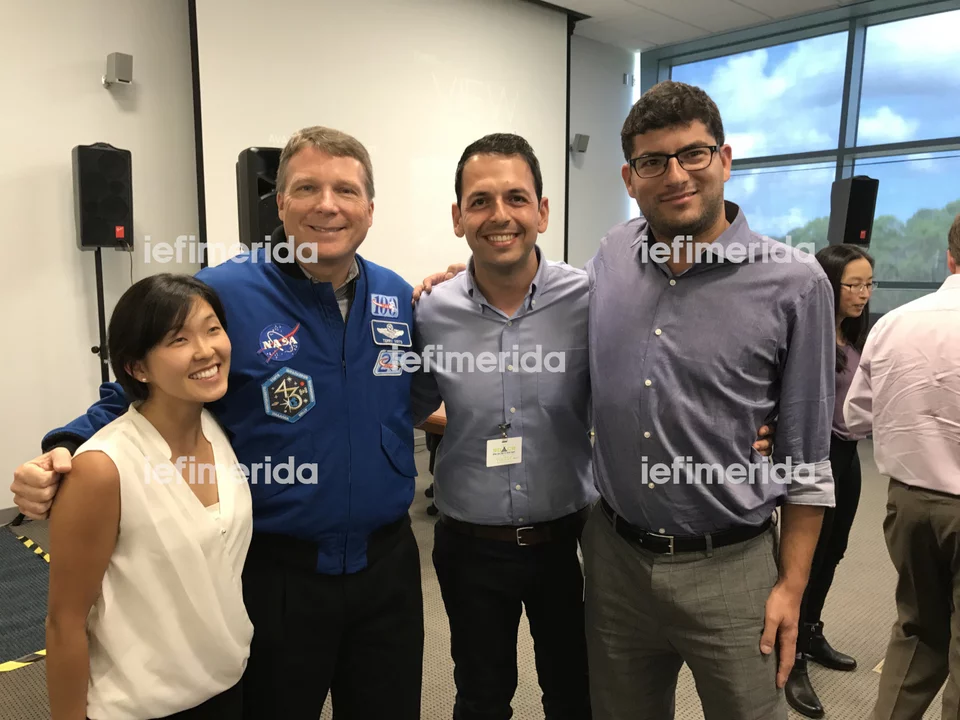 O Δρ. Ιωσήφ Πεδιαδιτάκης με τους συνεργάτες μηχανικούς από την εταιρεία Emulate Inc και τον αστροναύτη της NASA Terry Virts στο Ακρωτήριο Κανάβεραλ (Διαστημικό Κέντρο Κένεντι, Φλόριντα, Η.Π.Α) 
