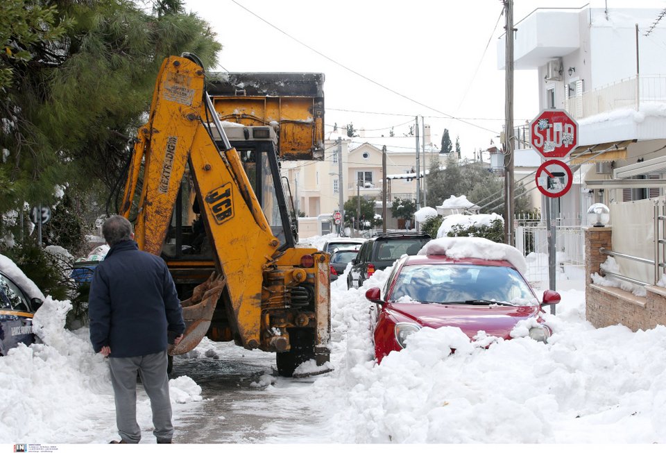 Το χιόνι «παραλύει» την Αττική για τέταρτη ημέρα
