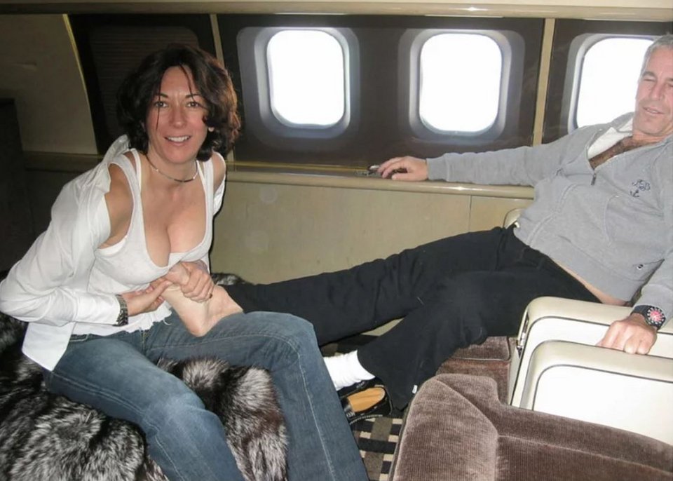 Η Γκισλέιν Μάξγουελ κάνει μασάζ στον Τζέφρι Επστάιν