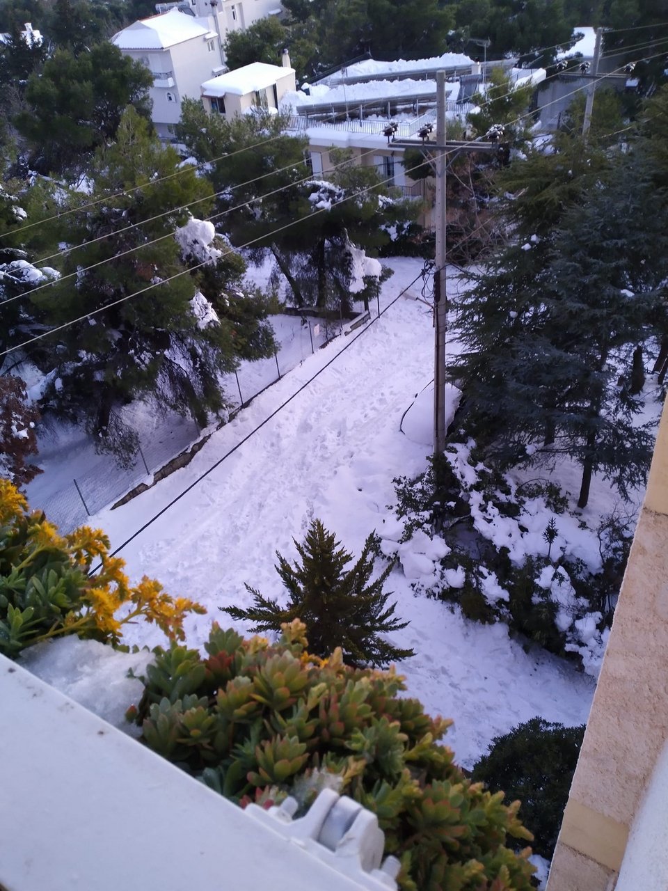 Το χιόνι «παραλύει» την Αττική για τέταρτη ημέρα
