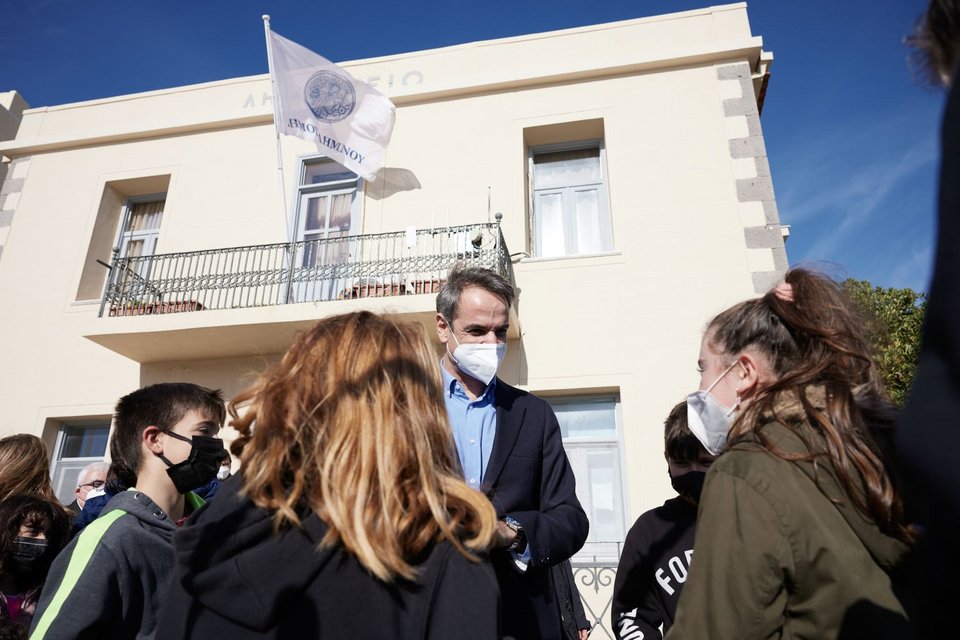 Ο Κυριάκος Μητσοτάκης στη Λήμνο, συνομιλεί με μαθητές και μαθήτριες