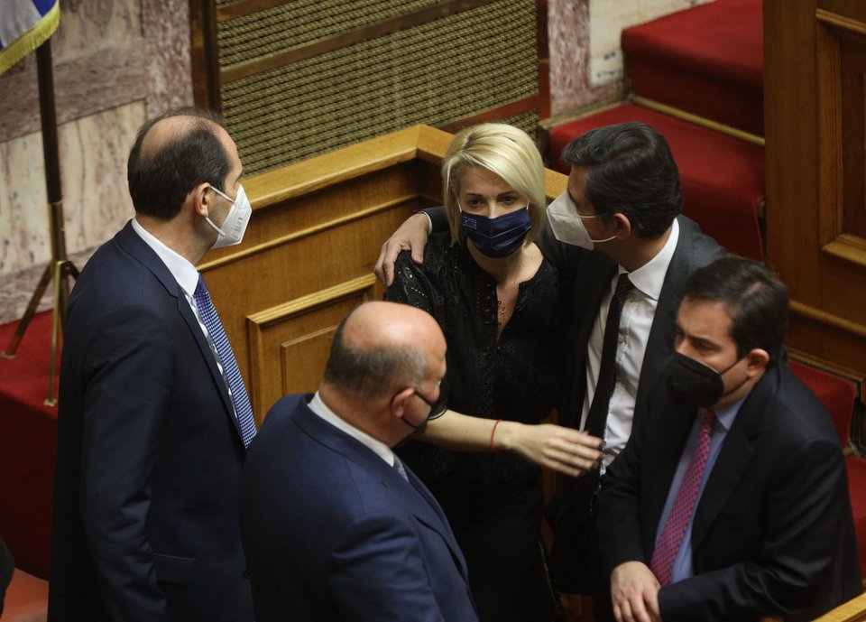Ο Κ. Γκιουλέκας, ο Ν. Μηταράκης και ο Απ. Βεσυρόπουλος με την Κατ. Μονογυιού - Φωτογραφία: Eurokinissi