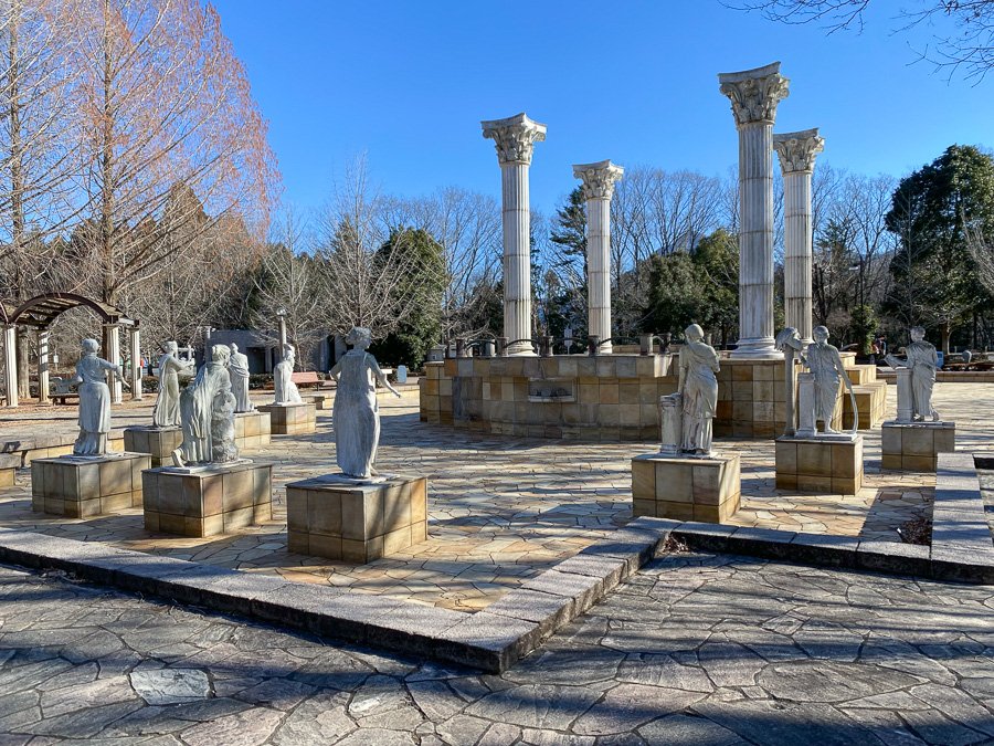 Και οι εννιά είναι εδώ. Η Κλειώ, η Ευτέρπη, η Θάλεια, η Μελπομένη, η Τερψιχόρη, η Ερατώ, η Πολυμνία, η Ουρανία, η Καλλιόπη.