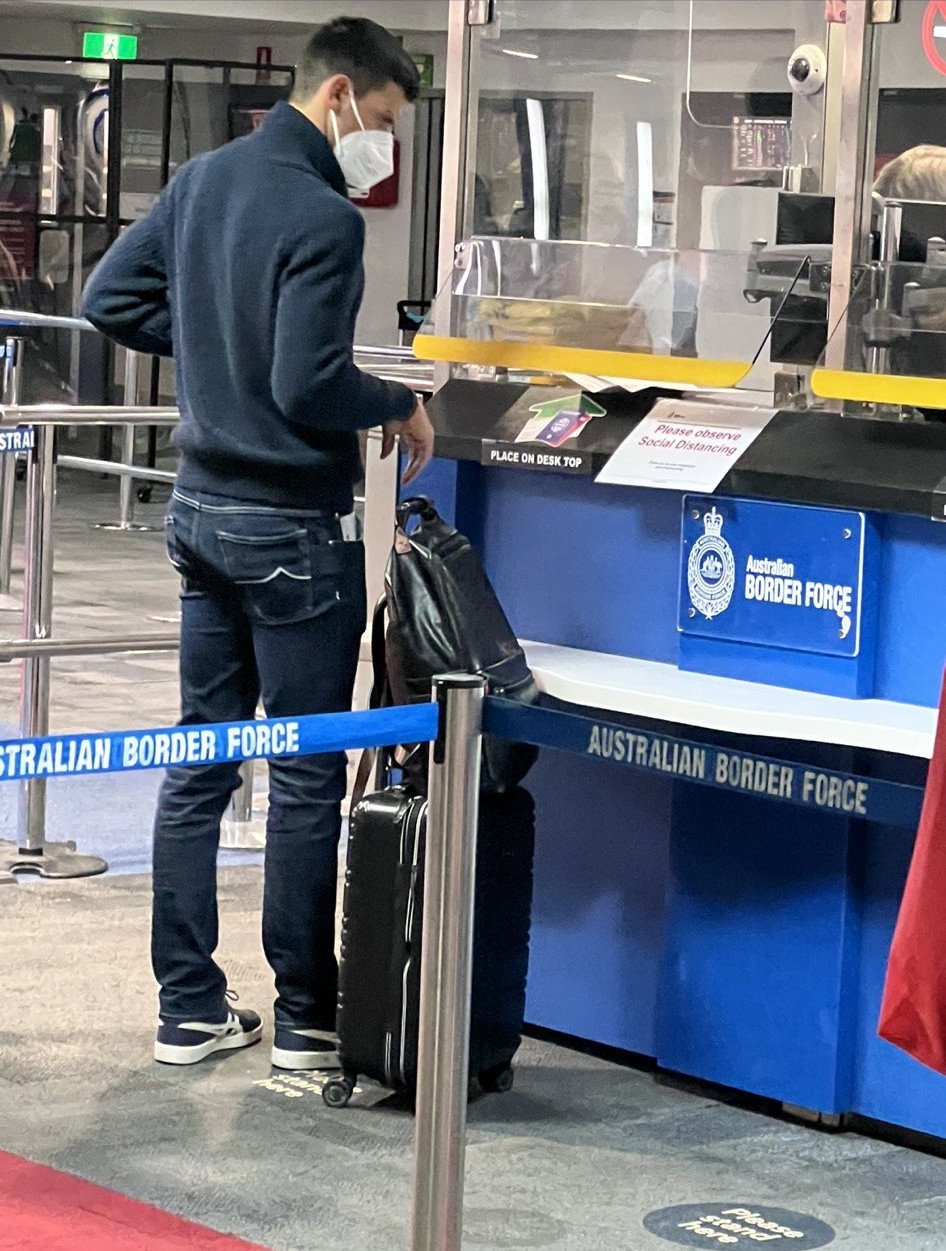 Ο Νόβακ Τζόκοβιτς στο αεροδρόμιο της Μελβούρνης κατά τον έλεγχο των στοιχείων του/Φωτογραφία: Twitter/