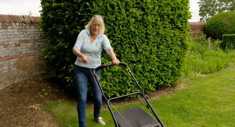 Η πριγκίπισσα Όλγα κουρεύει το γρασίδι