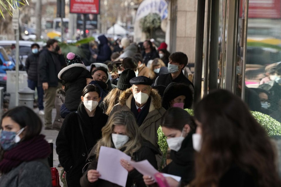 Ουρά για rapid test στη Ρώμη / Φωτογραφία: AP Photo/Andrew Medichini, File