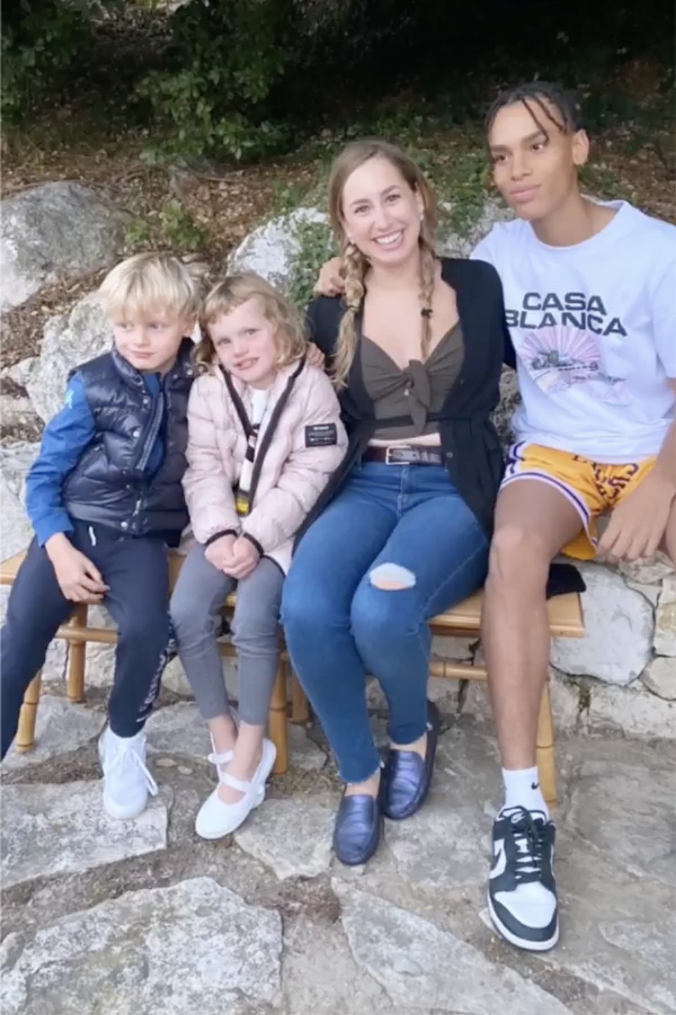 Είναι η πρώτη φορά που το κοινό βλέπει μια φωτογραφία των τεσσάρων παιδιών του πρίγκιπα Αλβέρτου
