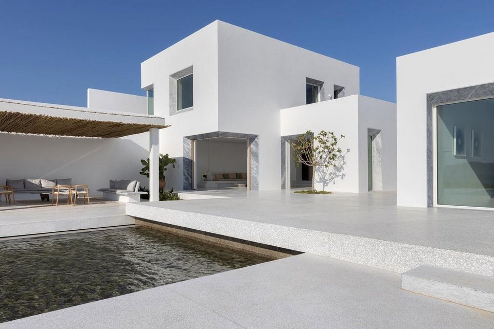 Το Studio Seilern Architects «έπαιξε» με το μίνιμαλ και τις γραμμές της κυκλαδίτικης αρχιτεκτονικής για να δημιουργήσει την ιδανική κατοικία.