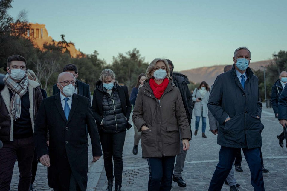 Η Βαλερί Πεκρές στο μέσον, αριστερά ο βουλευτής Ερίκ Σιοτί και δεξιά ο πρώην Επίτροπος Μισέλ Μπαρνιέ. Πίσω από τη Βαλερί Πεκρές η ευρωβουλευτής Ναντίν Μορανό. Επίσκεψη στην Ακρόπολη, φωτογραφία Le Monde